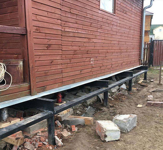Ремонт старого фундамента винтовыми сваями в Алапаевске